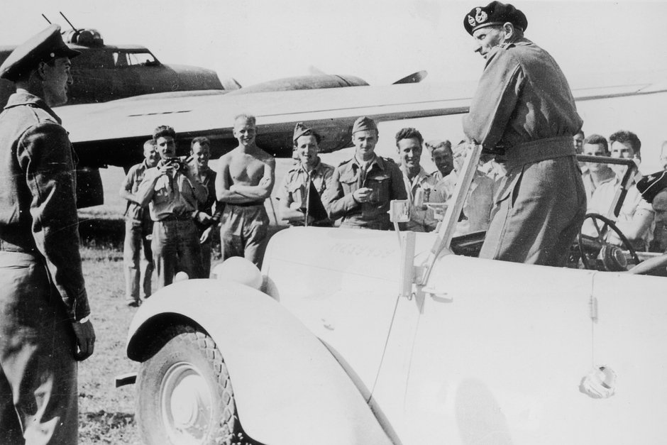 Генерал Бернард Монтгомери на аэродроме в Тунисе, апрель 1943 года