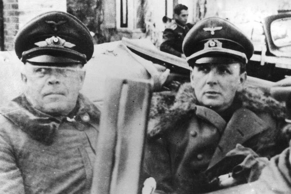 Фельдмаршал Альберт Кессельринг (слева) инспектирует свои войска, февраль 1944 года 