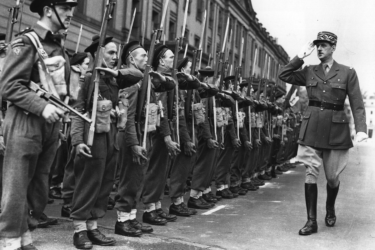 Генерал Шарль де Голль инспектирует бойцов подразделения «Свободной Франции», 1942 год