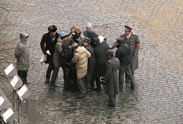 Милиция и прохожие задерживают Александра Шмонова на Красной площади