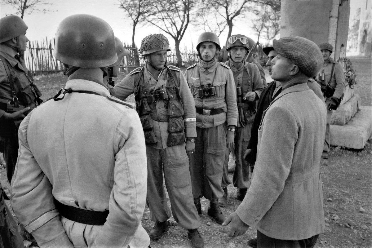 Немецкие парашютисты допрашивают итальянцев в ходе антипартизанской операции, 1943 год