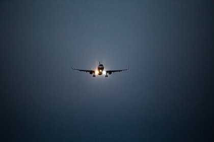 Летевший в Москву самолет резко сменил курс и сел в другом месте Летевший в Москву самолет резко сменил курс и сел в другом месте