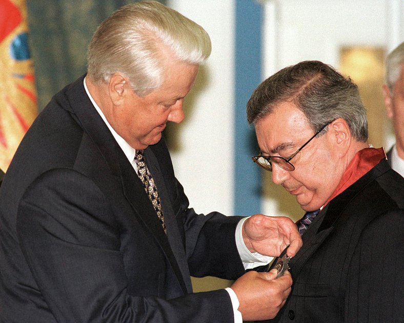 Ельцин вручает Примакову орден «За заслуги перед Отечеством» II степени, 15 июня 1998 года 