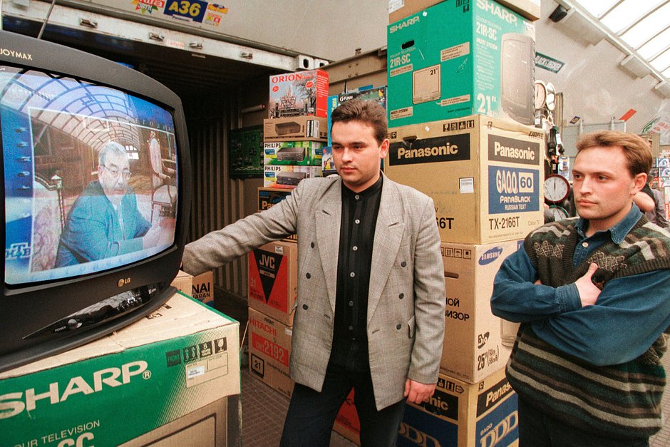 Рыночные торговцы смотрят выступление Примакова по телевидению, 1990-е 