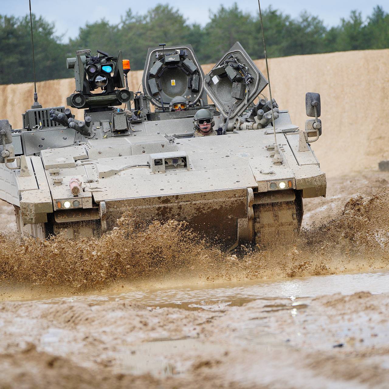 Названо слабое место переданных Киеву Challenger 2: Оружие: Наука и  техника: Lenta.ru