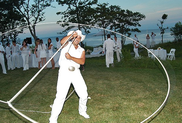 Развлечения для гостей «белой» вечеринки Дидди в 2003 году