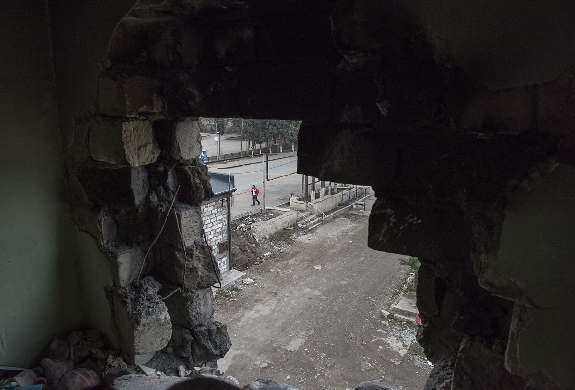 Вид из окна частично разрушенного дома в городе Мартакерт в Нагорном Карабахе