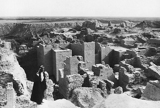 Руины библейского города Вавилон, Вавилон, Ирак, 25 апреля 1932 года. В центре с фигурами животных находятся Башенные ворота Иштар