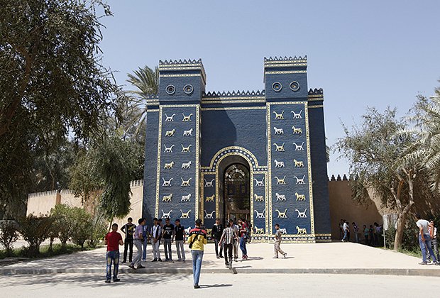 Посетители собираются перед копией ворот Иштар в древнем Вавилоне недалеко от Хиллы, в 100 километрах (62 милях) к югу от Багдада