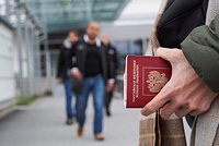 Россиянам запретили въезд в Европу на машине, со смартфоном и даже чемоданом. Правда ли, что все конфискуют на границе? 