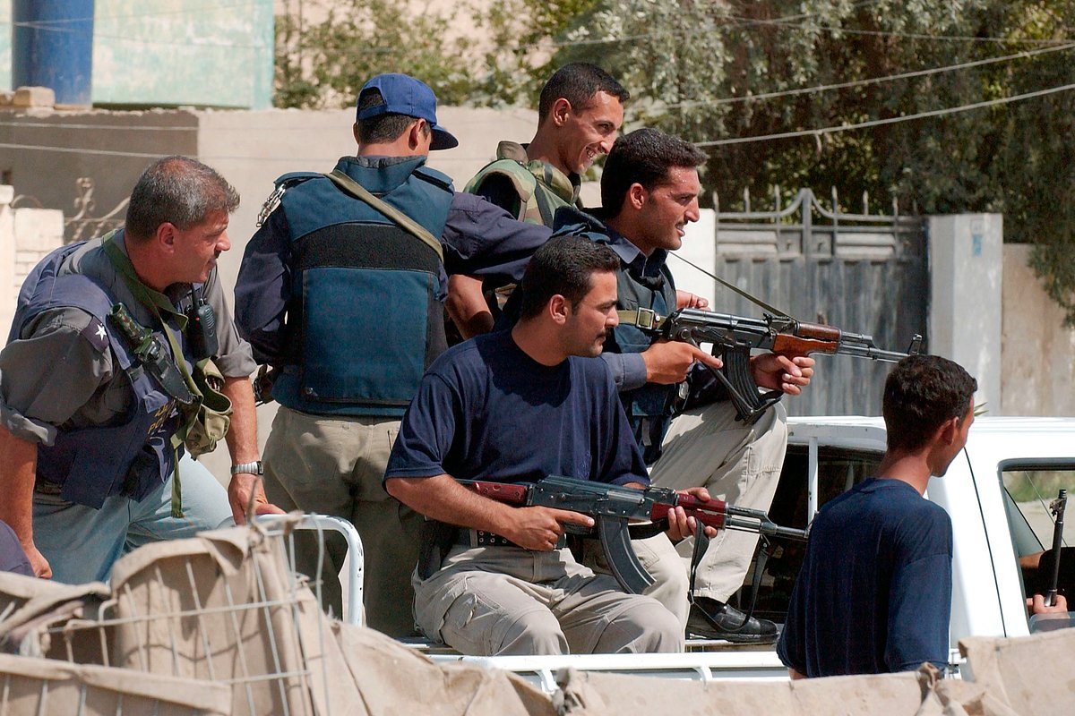 Иракские полицейские патрулируют город Хилла в 100 километрах к югу от Багдада. Ирак, 28 июня 2004 года 