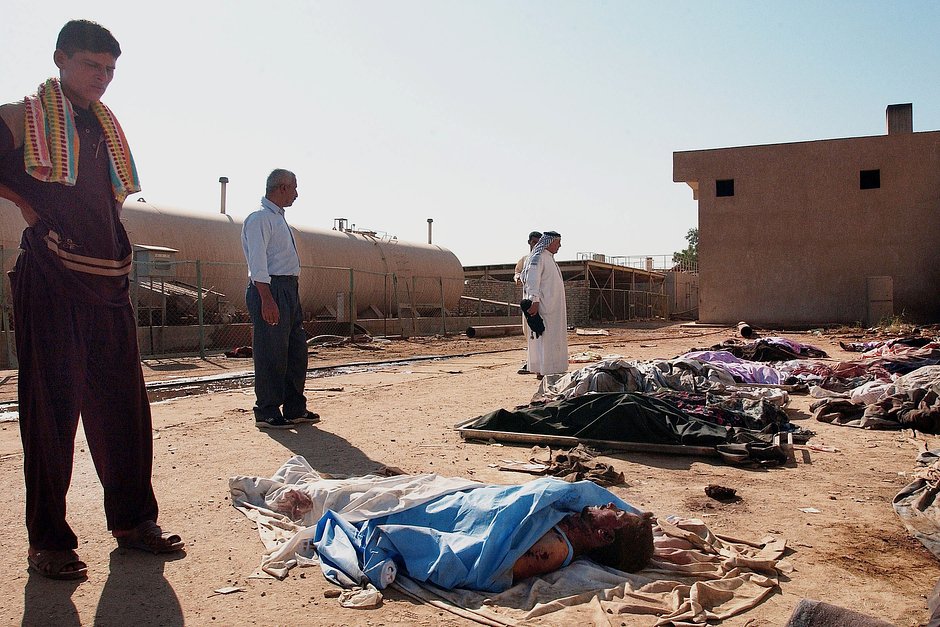 Иракцы пытаются опознать тела своих родственников после взрыва автомобиля у мечети имама Али в Наджафе, Ирак, 30 августа 2003 года