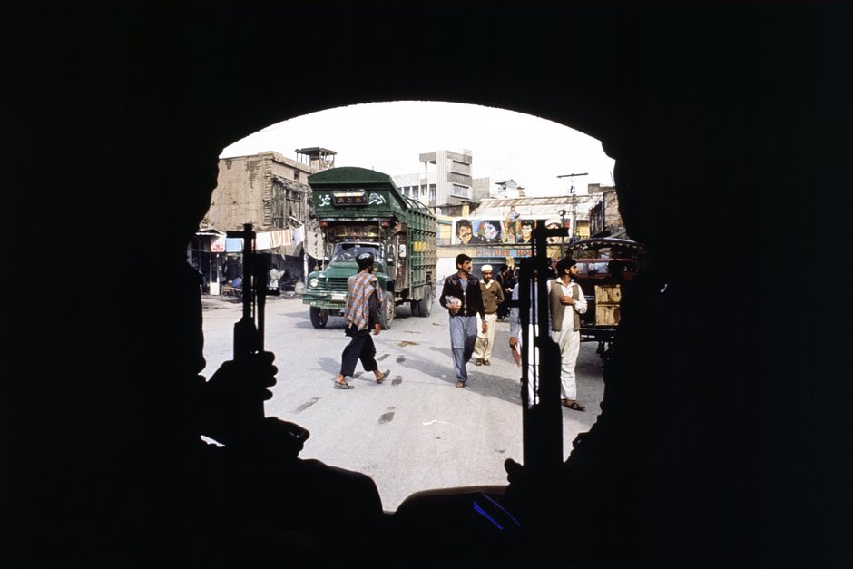 Улица в Пешаваре, Пакистан, вид из армейского грузовика, 1988 год 