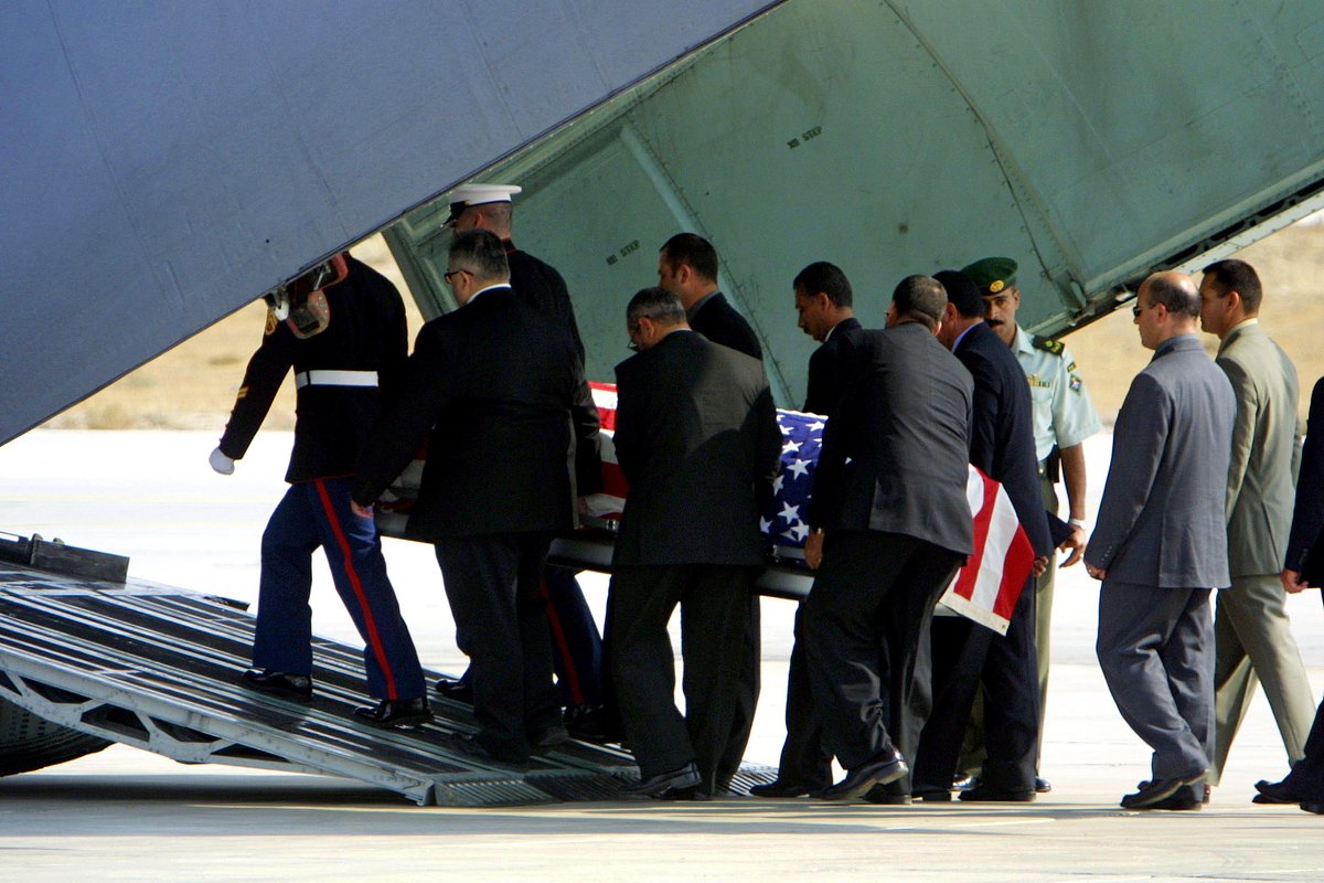 Погрузка на военный самолет C-141 гроба с телом Лоуренса Фоли, сотрудника Агентства США по международному развитию, застреленного террористом. Авиабаза Марка в Аммане, Иордания, 30 октября 2002 года 