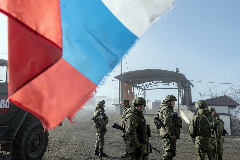 Российские миротворцы на блокпосту №6 при въезде в город Шуша на дороге из Степанакерта в Лачин, 2020 год
