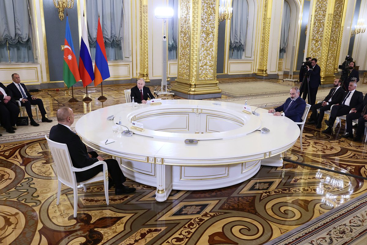 Президент России Владимир Путин, президент Азербайджана Ильхам Алиев (слева) и премьер-министр Армении Никол Пашинян во время встречи на полях саммита Евразийского экономического союза в Москве, 25 мая 2023 года