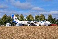 Пассажирский самолет «Уральских авиалиний» совершил аварийную посадку в поле. Почему подвиг пилотов назвали чудом? 