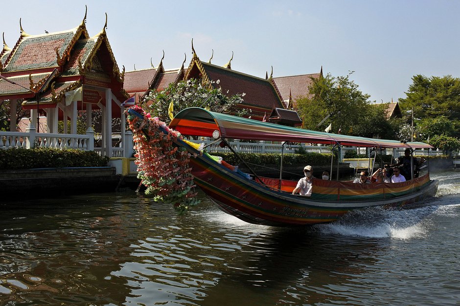 Моторная лодка перевозит туристов по каналу Кхлонг Бангкок Яй, расположенному на западной стороне реки Чаупхрая, Бангкок, Таиланд, 20 декабря 2021 года