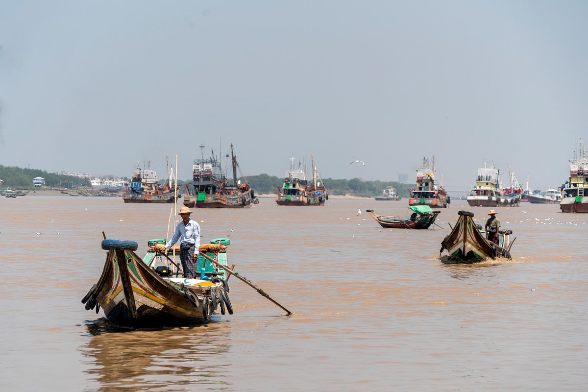 Рыбаки на реке Янгон в Мьянме, 1 февраля 2021 года