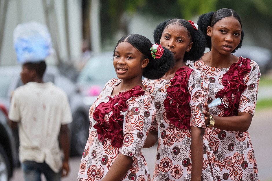 Конголезские девушки позируют в традиционной одежде в Киншасе, Демократическая Республика Конго, 19 февраля 2022 года