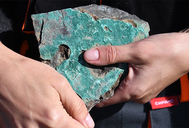 Камень с фрагментами медной руды, взятый вблизи Удоканского месторождения меди