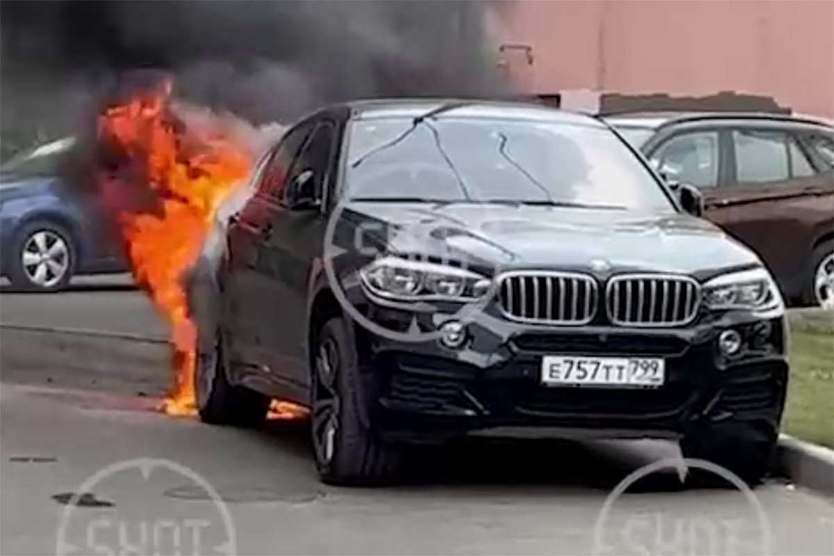 Злоумышленники подожгли BMW X6 замначальника управления Генштаба ВС РФ. Москва, 27 августа 2022 года