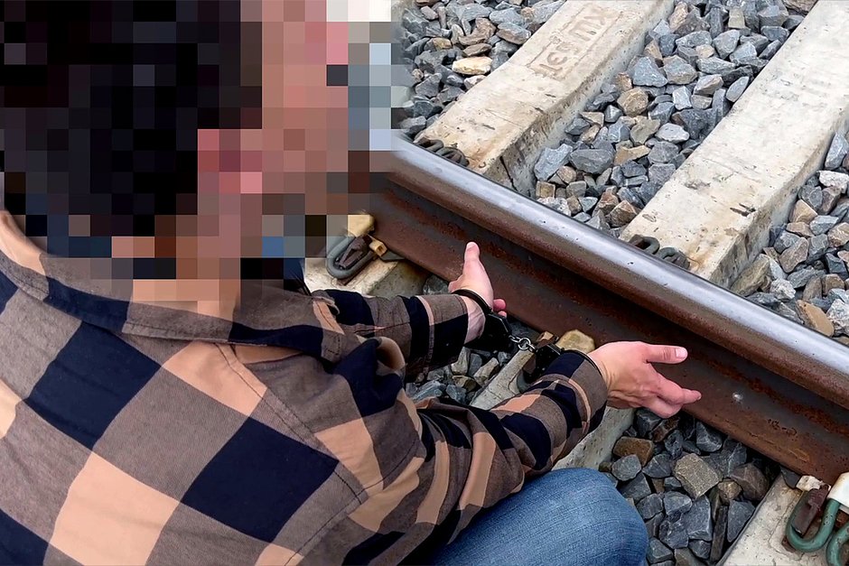 Россиянин, задержанный сотрудниками ФСБ за причастность к диверсии на железной дороге в Крыму по заданию украинских спецслужб