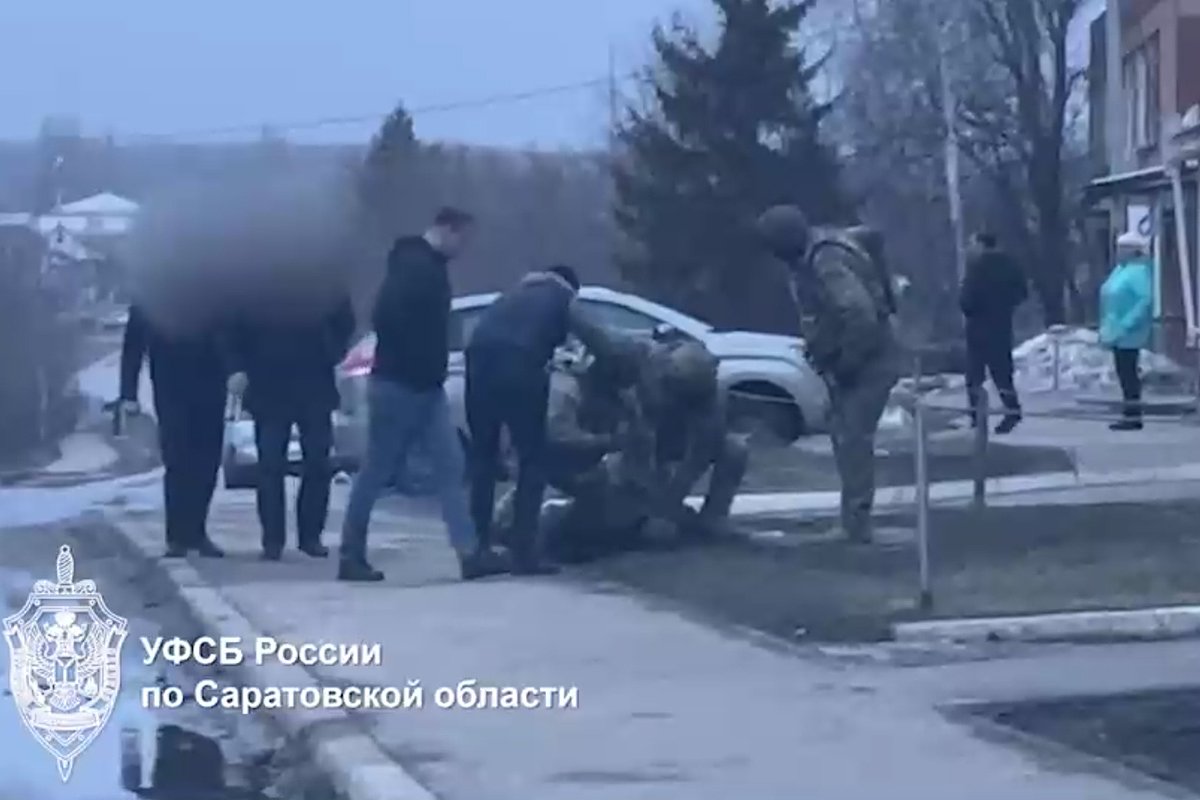 Сотрудники правоохранительных органов задерживают двоих мужчин за попытку диверсии на железной дороге в Саратовской области