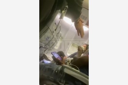 Пассажир устроил скандал в самолете из-за розетки и был обвинен в терроризме