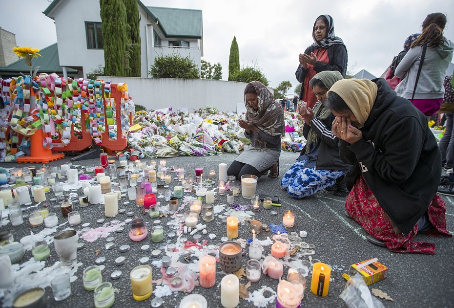 Импровизированный мемориал возле мечети Аль-Нур в Крайстчерче, Новая Зеландия. 19 марта 2019 года