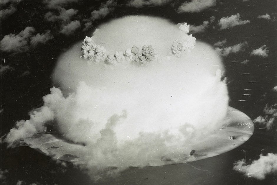 Грибовидное облако, появившееся во время испытания ядерного оружия в рамках операции «Перекресток» на атолле Бикини, Маршалловы острова, 1946 год