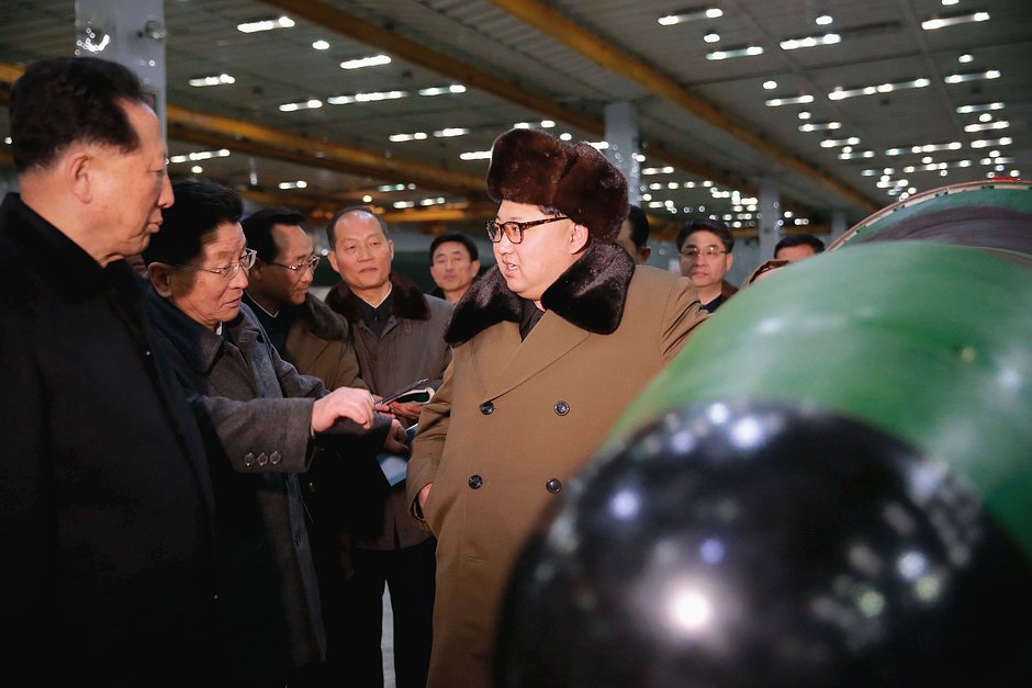 Лидер Северной Кореи Ким Чен Ын встречается с учеными и техническими специалистами в области исследований ядерного оружия, 2016 год