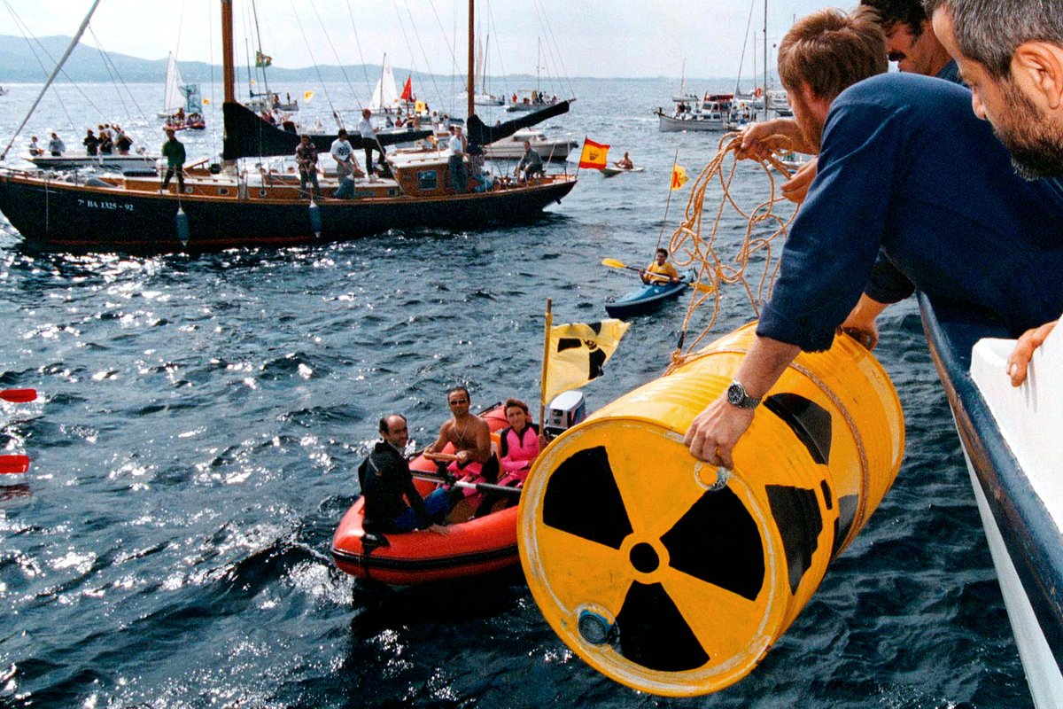 Протестующие против французской программы испытаний ядерного оружия опускают пустые бочки, помеченные как ядерные отходы, в море перед отелем «Форментор», где лидеры Европейского союза проводили неформальный саммит, 23 сентября 1995 года