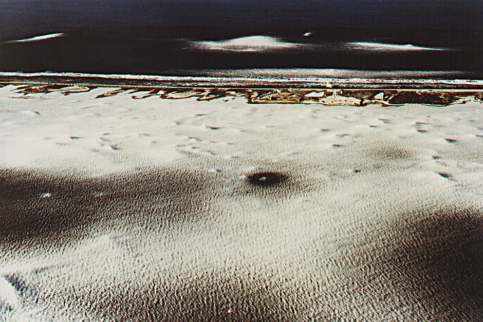 Море вокруг атолла Муруроа покрыто пеной после взрыва ядерной бомбы во время испытаний, проведенных Францией в южной части Тихого океана в середине 1980-х годов