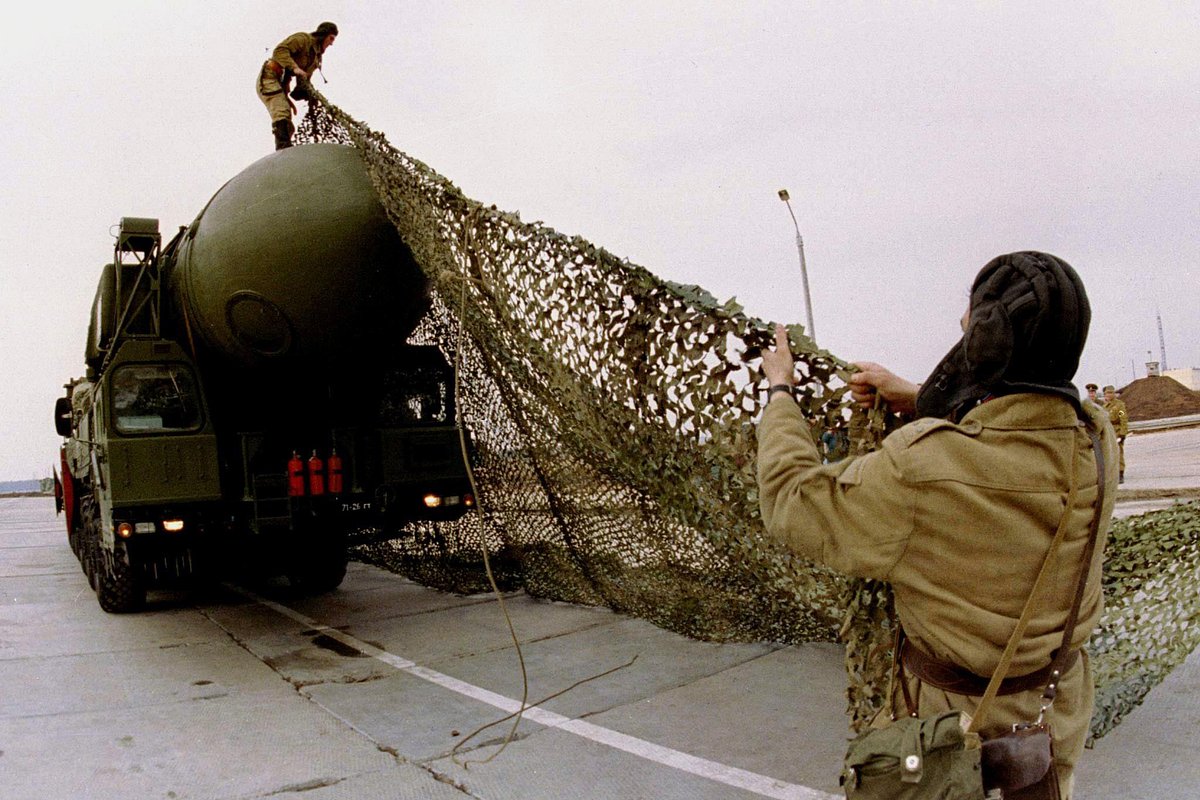 Офицеры Вооруженных сил России снимают камуфляж с мобильной ядерной ракеты «Тополь-12М» на базе стратегических сил недалеко от города Йошкар-Олы, 2000 год