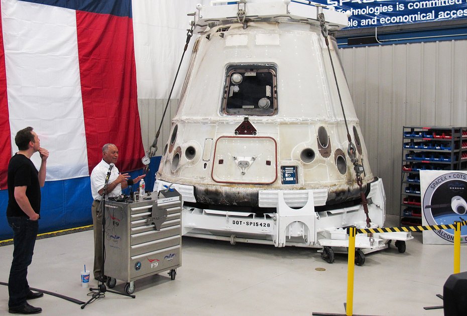 Илон Маск (слева) возле космической капсулы Dragon, 2012 год