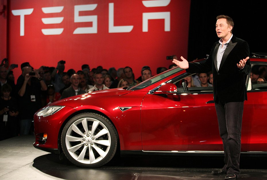 Илон Маск демонстрирует новый автомобиль Tesla, 2011 год