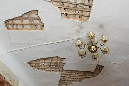 Штукатурка с потолка общежития в Петербурге обрушилась на студентку