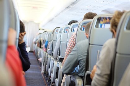 Поступок нетерпеливого пассажира самолета вызвал споры среди пользователей сети