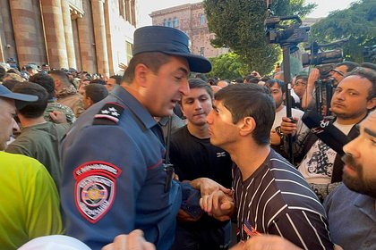 В Ереване протестующие попытались прорваться к зданию правительства