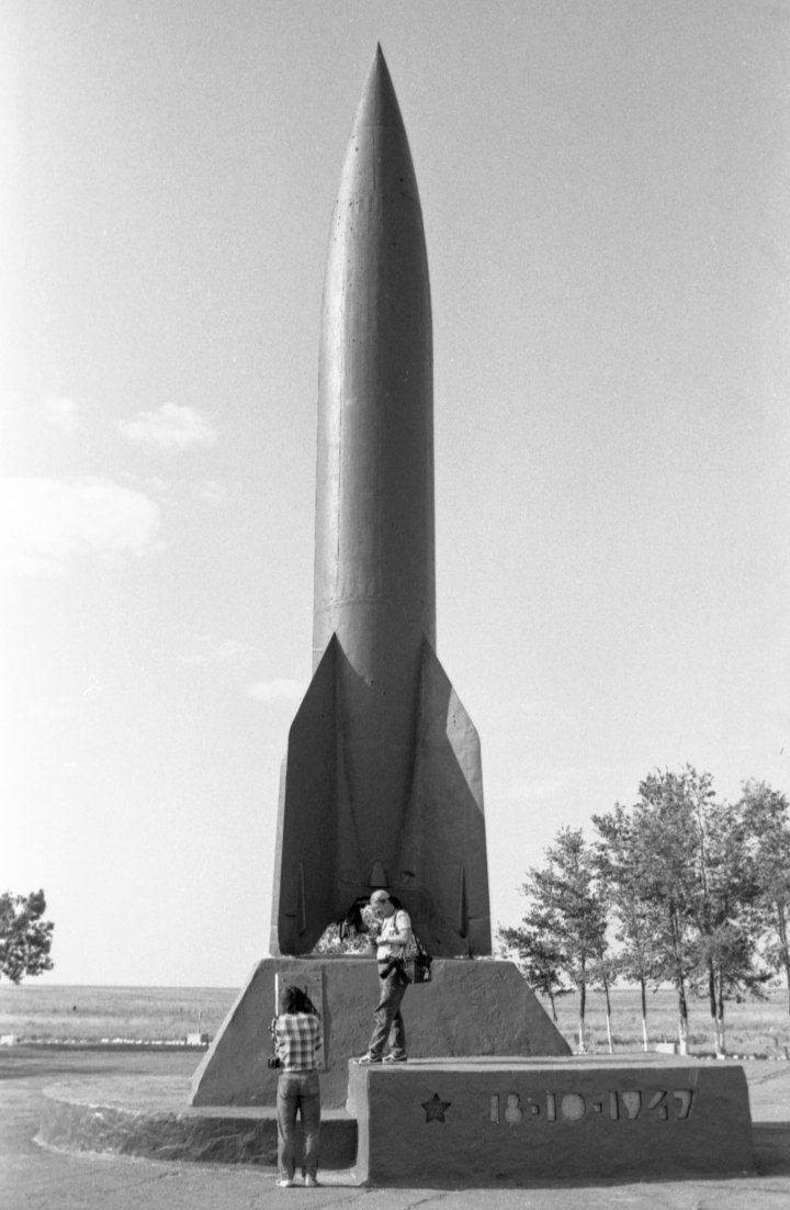Памятник на месте первого пуска первой советской баллистической ракеты Р-1. Испытательный полигон Капустин Яр в Астраханской области