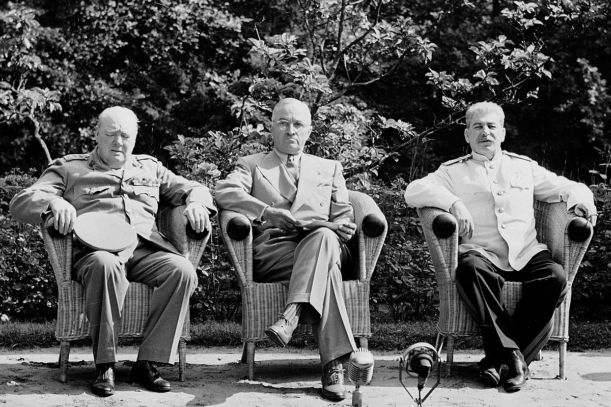 Участники Потсдамской (Берлинской) конференции (слева направо): премьер-министр Великобритании Уинстон Черчилль, президент США Гарри Трумэн, Генеральный секретарь ЦК ВКП (б) Иосиф Сталин