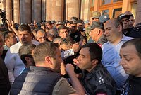 Стычки с полицией и призывы к отставке Пашиняна. Как армяне отреагировали на военную операцию Азербайджана в Карабахе 