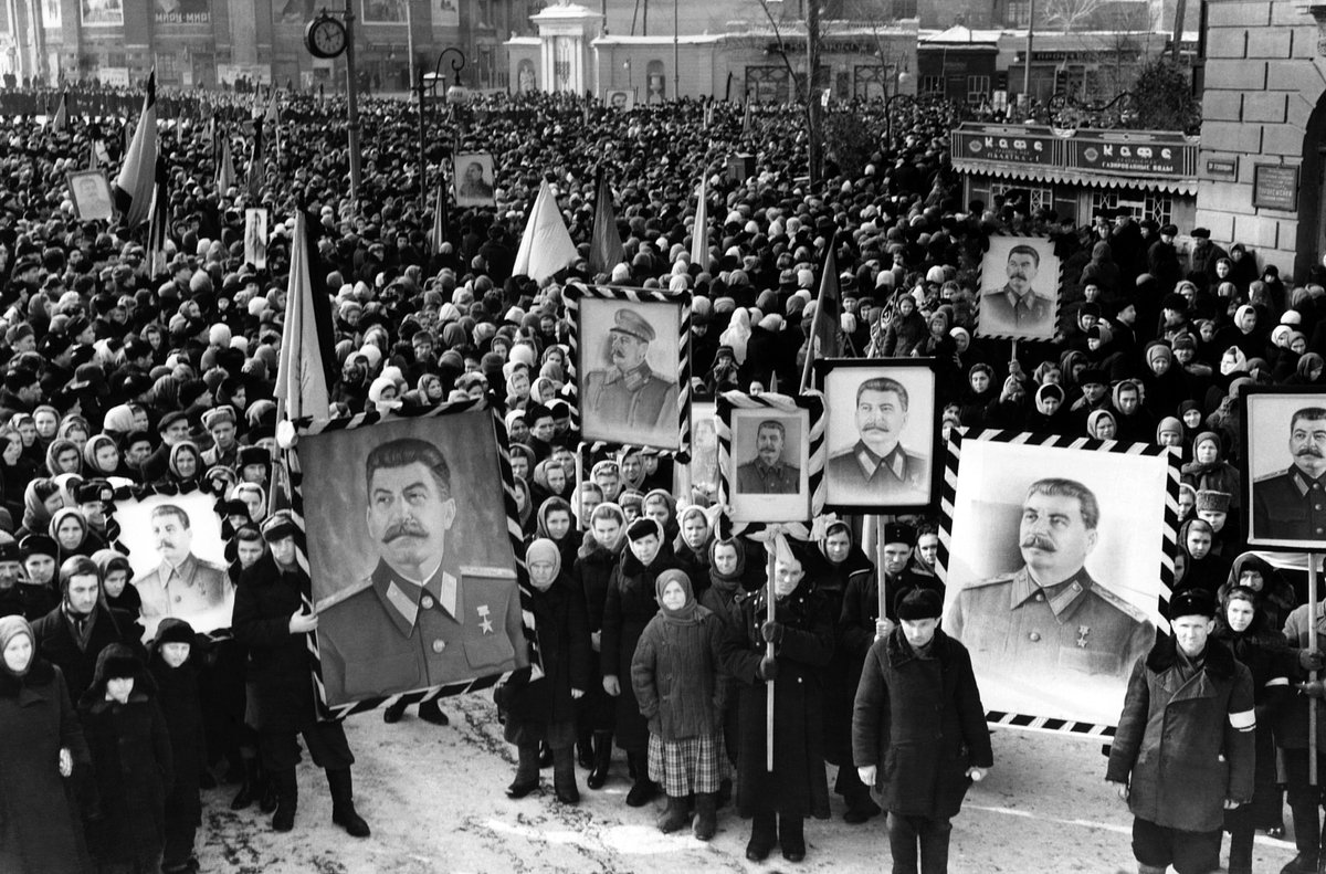 Участники траурного митинга памяти Иосифа Сталина