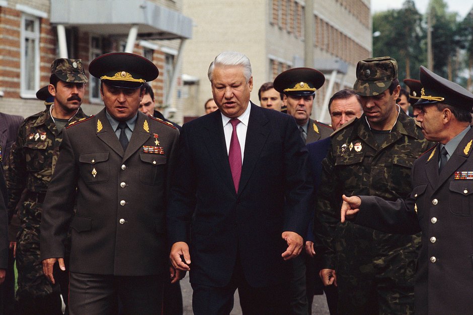 Президент Борис Ельцин и министр обороны Павел Грачев 