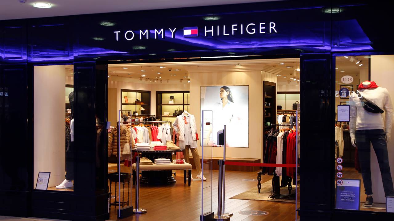 Tommy Hilfiger возобновил работу в России: Явления: Ценности: Lenta.ru