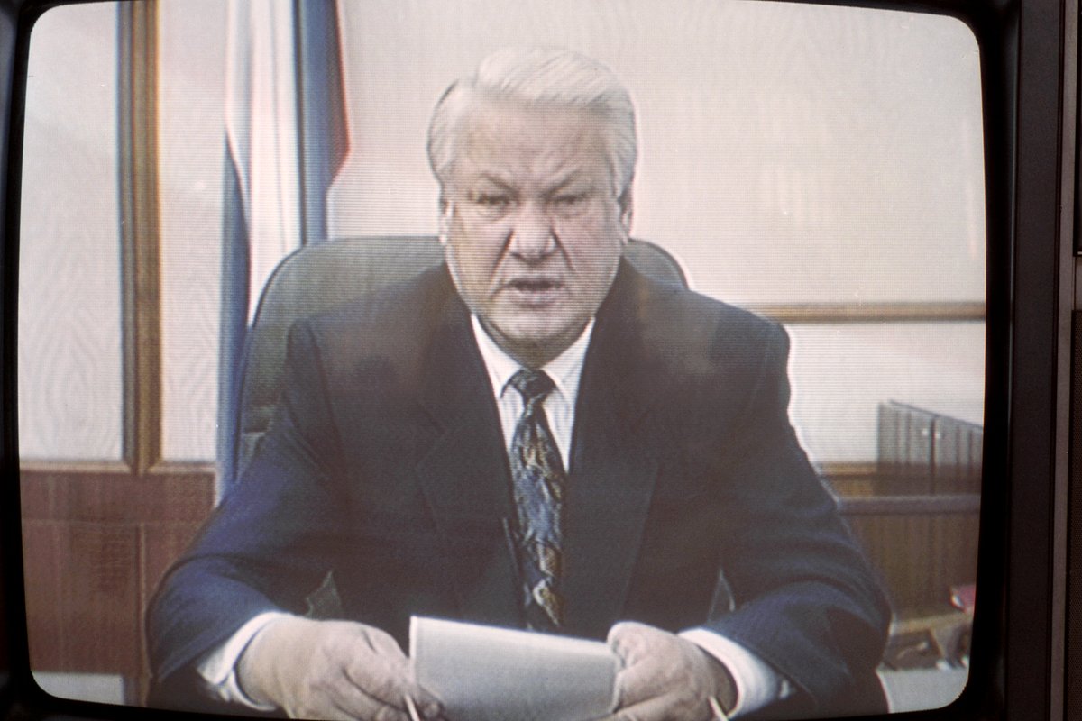 Борис Ельцин обращается к россиянам по телевидению