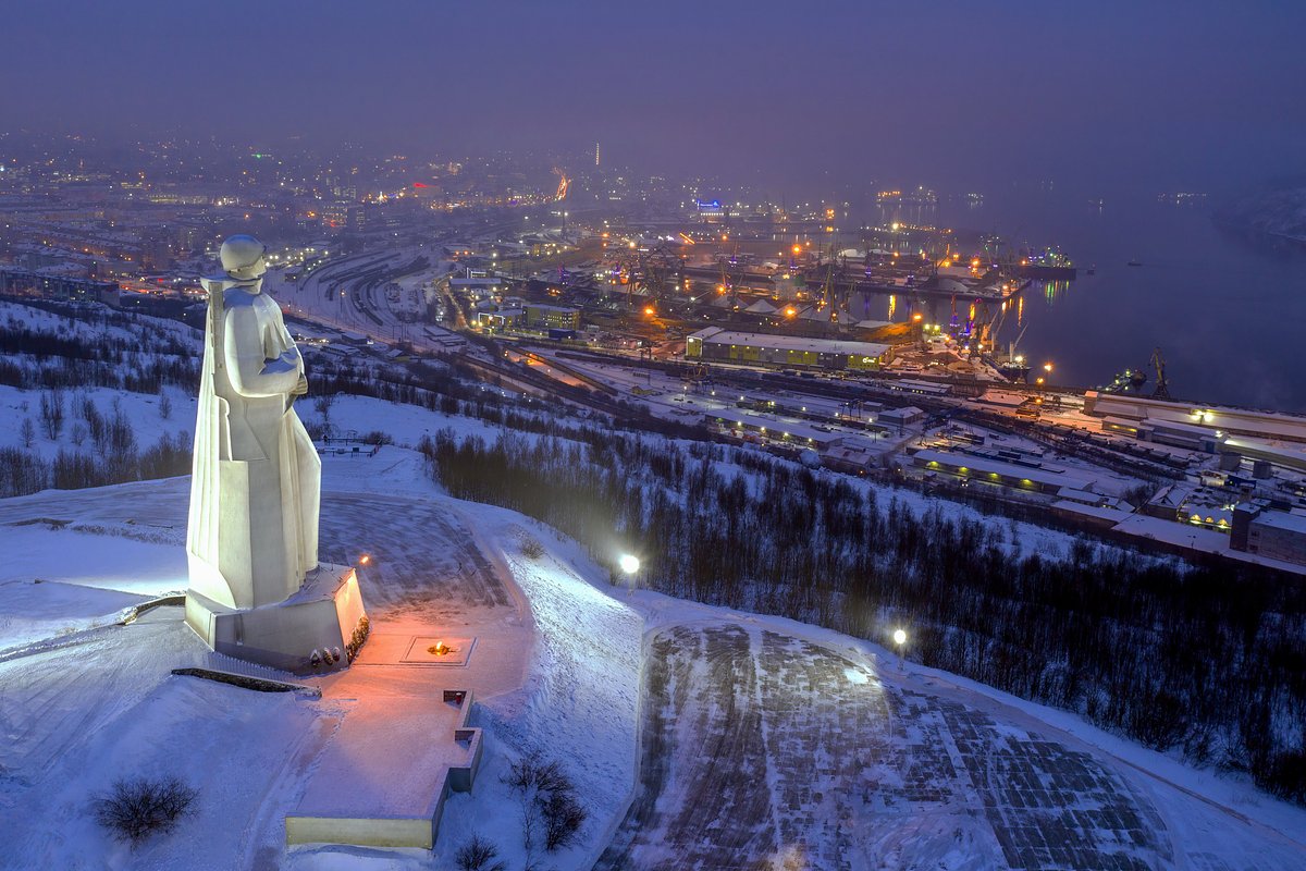 Памятник защитникам Заполярья в Мурманске (полярная ночь)
