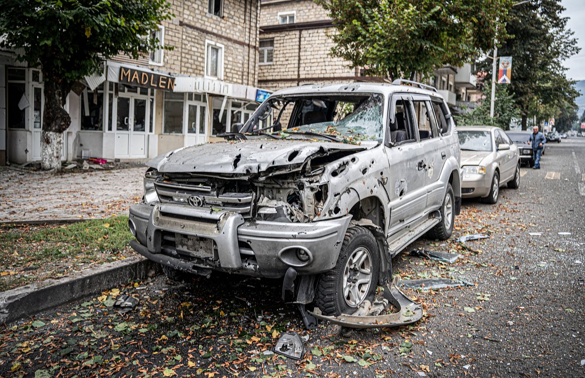 Автомобиль, пострадавший в результате обстрела в Степанакерте