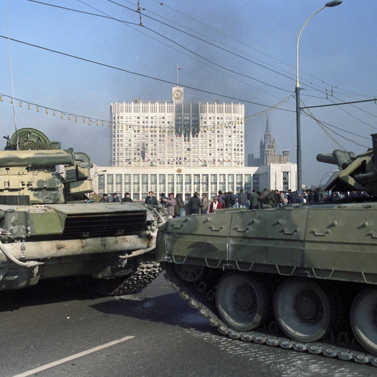 Ельцина обвинили в подкупе танкистов для расстрела Белого дома в 1993 году:  Общество: Россия: Lenta.ru